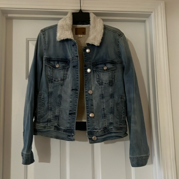 American Eagle Outfitters Jackets & Blazers - American eagle jean jacket with sewn in sherpa vest
